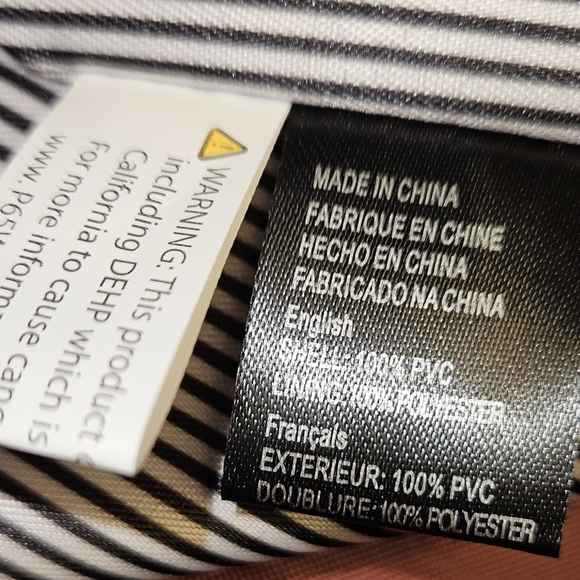 Vegan Crossbody Bag by Deluxity L.A. Red w/Front Tassels New w/Tags Lightweight - Picture 4 of 8